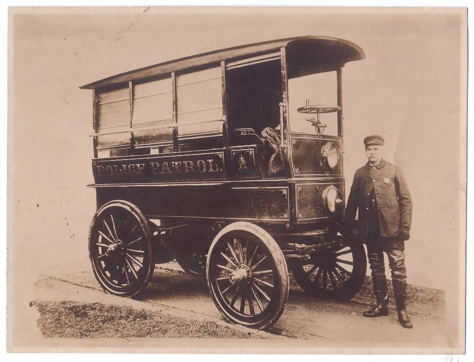 The first police car from Collins Buddy Company in 1899.