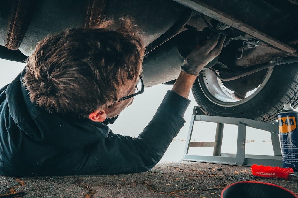 Man inspecting a vehicle, Improve vehicle inspection outcomes with trained techs