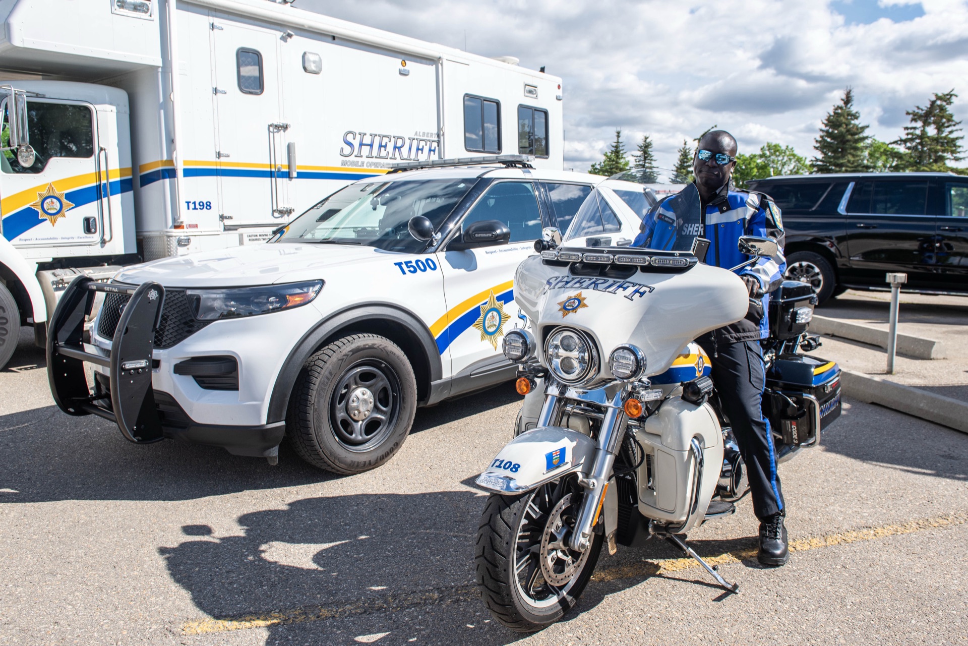 Motocicleta de la policía de Alberta, vagoneta de patrulla y centro de operaciones móvil