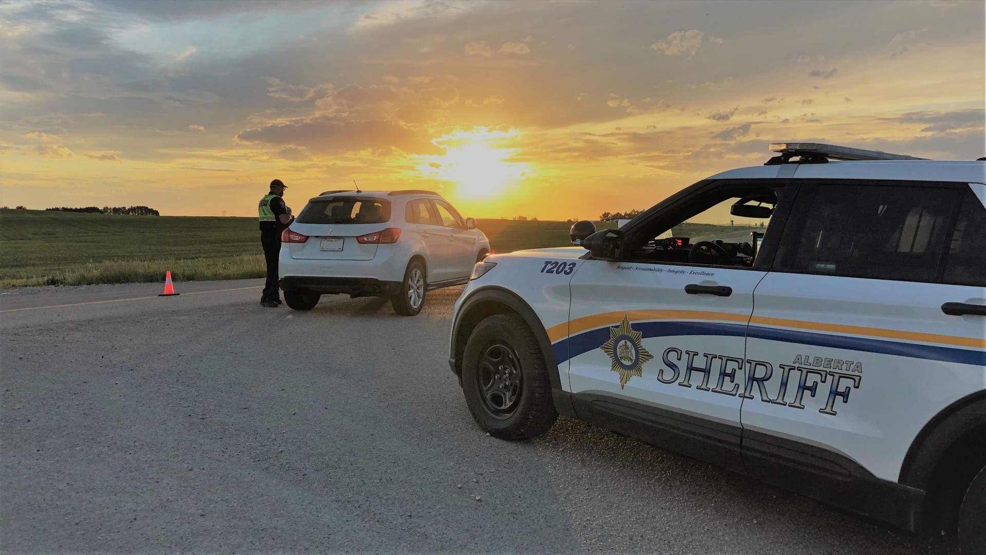 Control de tráfico de la patrulla de carreteras del sheriff de Alberta al atardecer