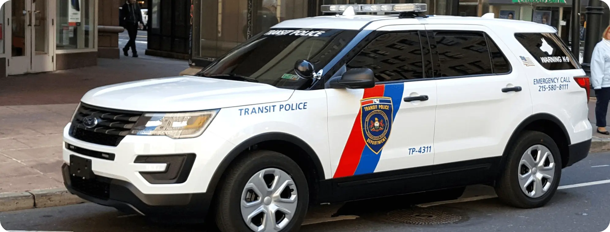 Policía de tránsito de SEPTA estacionada en Filadelfia.