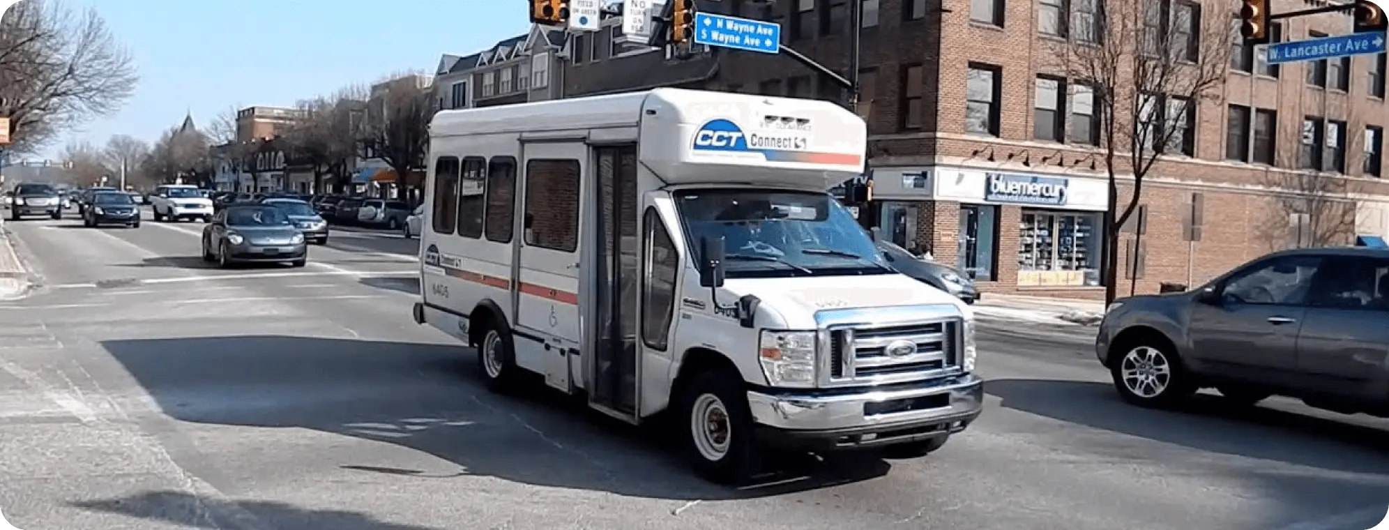 Vehículo de transporte adaptado de SEPTA esperando para recoger pasajeros.