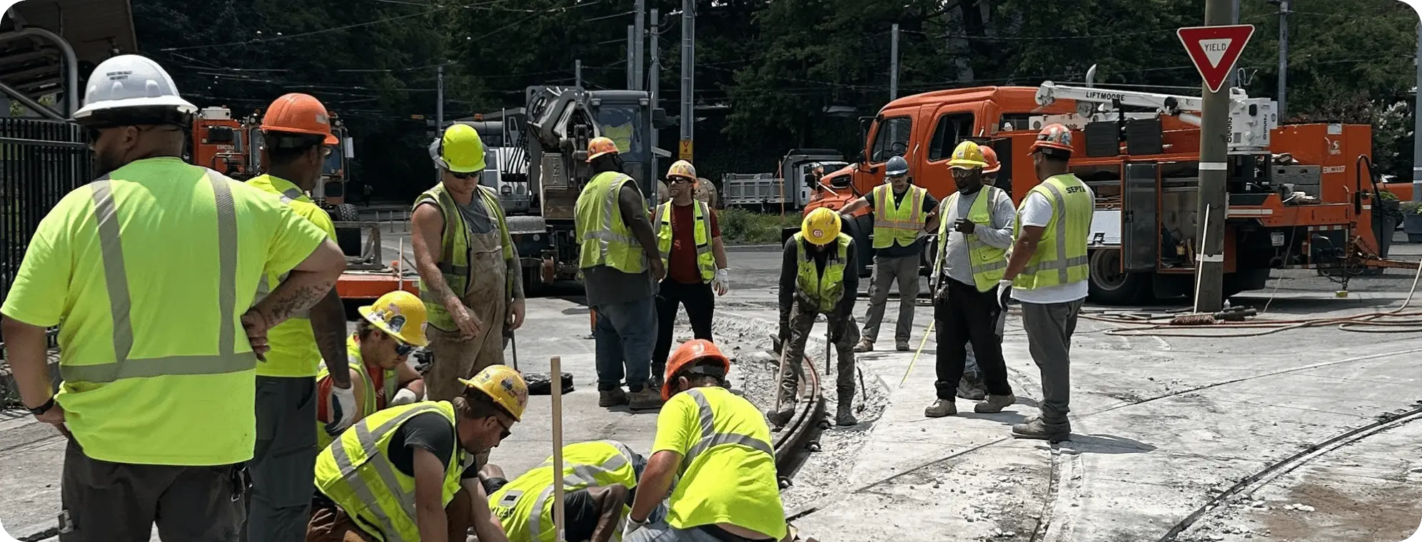 Trabajadores de la construcción de SEPTA y maquinaria pesada trabajando en las líneas ferroviarias.